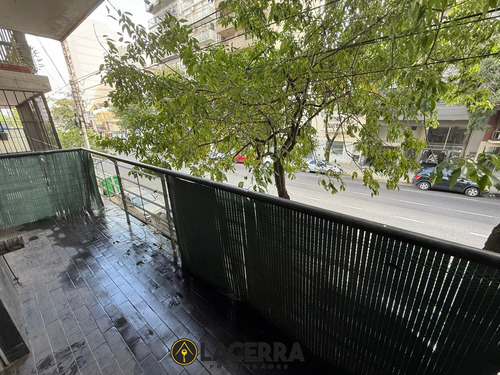 Venta De Departamento 2 Ambientes Con Cochera Sobre Avenida Directorio!!