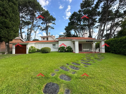 Gran Casa Estilo Tradicional De 4 Dormitorios En Alquiler En Playa Mansa