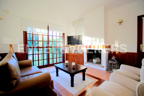 Impecable Casa Con Piscina En Venta Carrasco