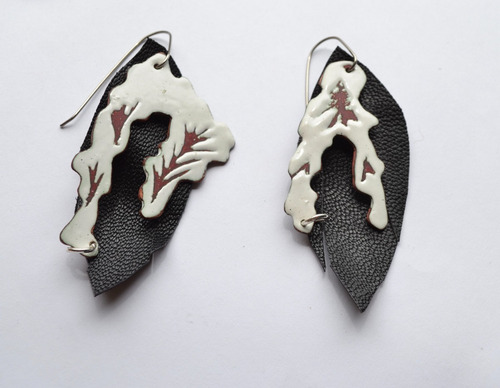Imagen 2 de 3 de Aros Liquen De Cobre Esmaltado, Cuero Y Acero Quirurgico