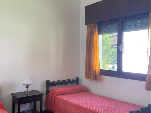 Venta De Casa En Pinares A Reciclar, 4 Dormitorios,1 Baño.