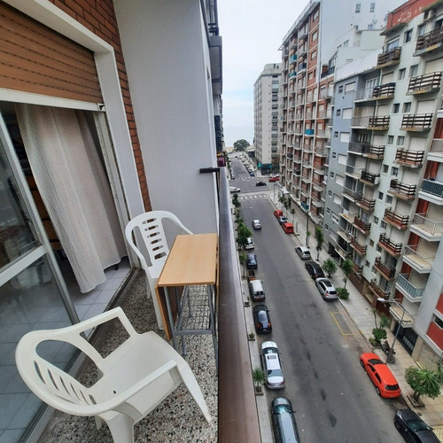 Imagen 6 de 14 de Ambiente A La Calle Con Balcón Y Vista Lateral Al Mar