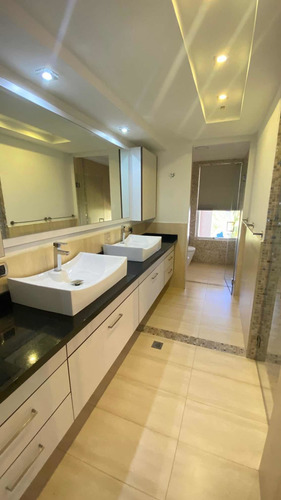 Casa En Venta En Lechería. Casas Bote B