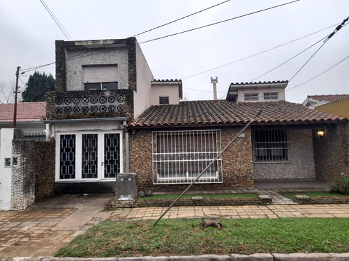 Chalet Dos Plantas En Venta. Barrio Aeronautico - Ituzaingo