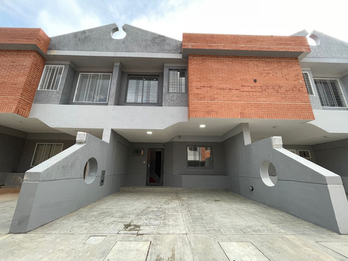 Exclusivo Townhouse En Venta San Diego Res Santa Cruz Gavip 