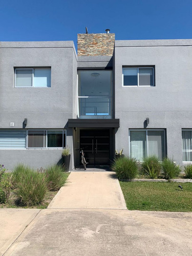 Casa En Venta En Buenos Aires Village