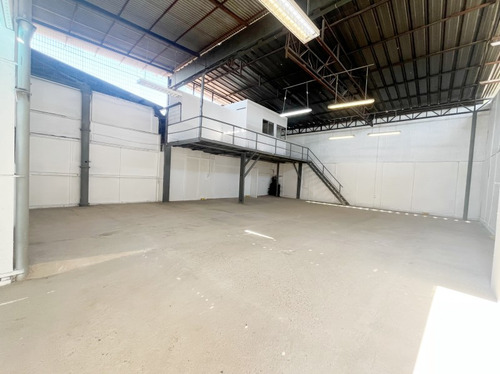 Bodega 150 Mt2. En Eyzaguirre / Tocornal Grez