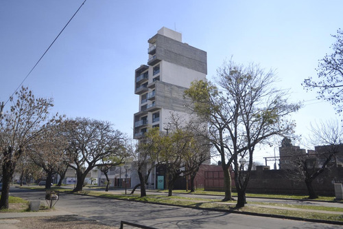 Semipiso De Un Dormitorio, Cocina Sectoriazada, Escritorio, Un Baño Y Dos Balcones, Cochera Opcional