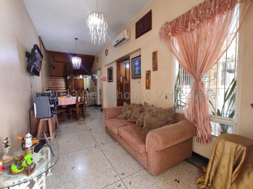 Casa En Venta En Maracay Urb Las Delicias Santa Rita Rah 25-10984 Meglisf