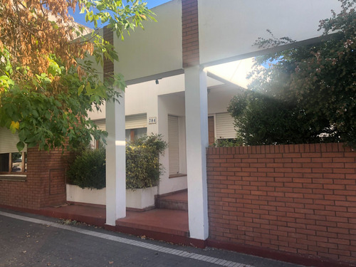 Venta Casa 4 Dormitorios Balcarce Con Cochera