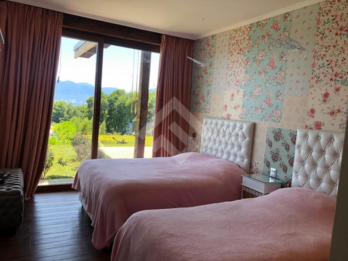 Casa En Venta De 6 Dorm. En Pucón