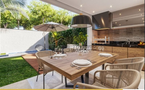 Imagem 9 de 10 de Linda Casa Em Condomínio, Com Área De Lazer E Portaria 24 Horas!
