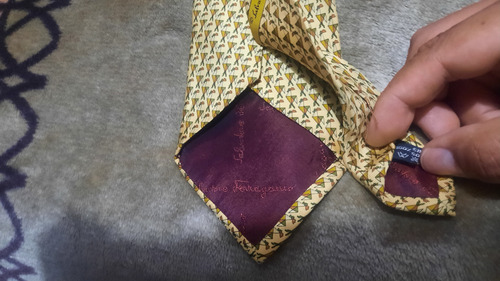 Corbata Salvatore Ferragamo Amarilla, Ermenegildo Zegna Multicolor Floreado 1.6 M (Usado)