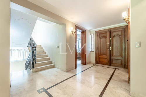 Venta Casa De 8 Ambientes Con Pileta , Jardín Y Parrilla - San Isidro