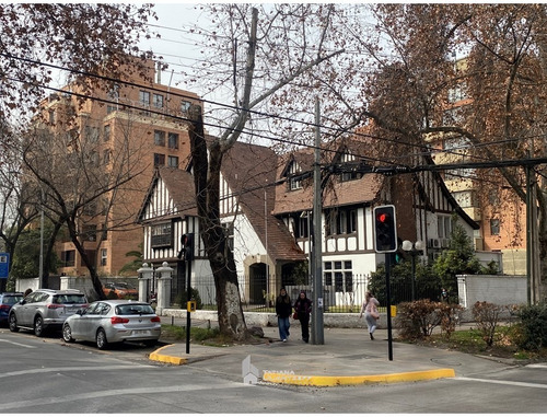 Amplias Oficinas Y Salas, Estacionamientos. Gran Ubicación