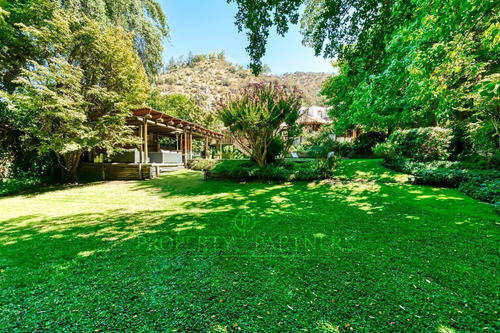 Chilena, Con Gran Jardín Formado, El Arrayán