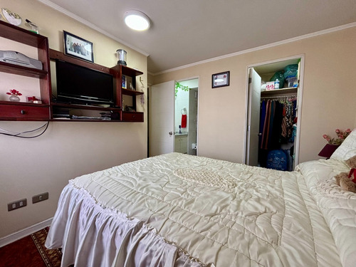 Se Vende Hermoso 2 Dormitorios + Estacionamiento. Av. PerĂș