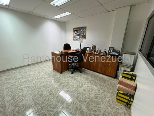 Edificio Industrial En Alquiler En Catia Con Montacarga Y Electricidad 440 Ideal Para Fabricas Depositos Distribuidores Con Showroom Exhibicion Galpon Oficinas Deposito Importadores 25-10144