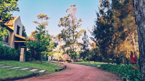 Casa En Venta De 2 Dormitorios En Barrio Privado Parque Pinares, Punta Del Este.