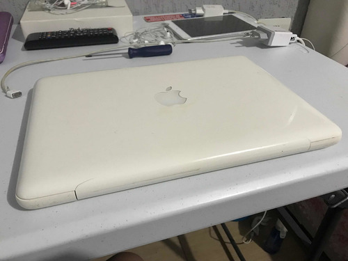 Imagem 2 de 10 de Macbook White A1342 3gb Ram Funciona Com Limitações