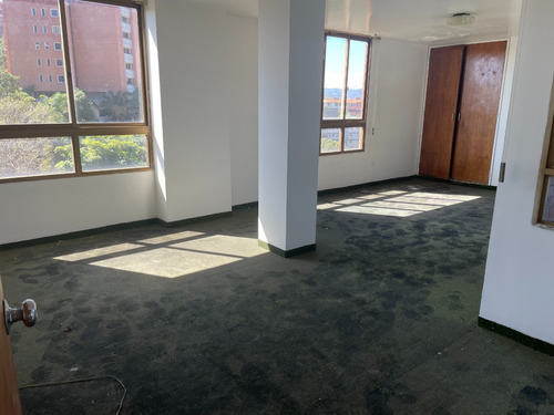 Amplio Y Cómodo Ph De Tres Plantas En Obra Gris Con Vista 360 De Caracas En Colinas De Bello Monte