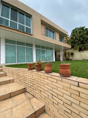 Casa De 3 Niveles Para Venta En Alto Hatillo