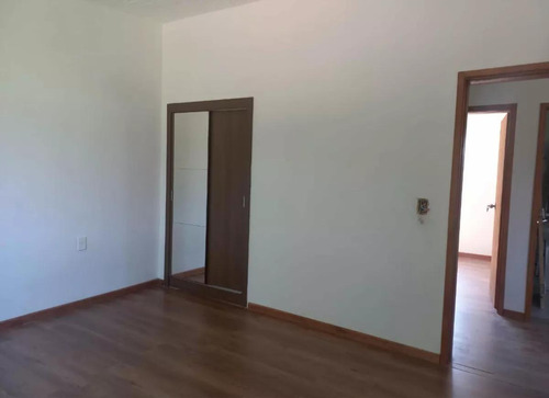Alquiler Casa 2 Dormitorios, Con Entrada Para Autos. El Pinar