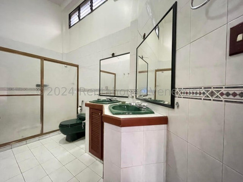 Casa En Venta Maracay Urb Andres Bello Con Piscina Y Parrillera En Buenas Condiciones Zona Norte Kg:24-24527