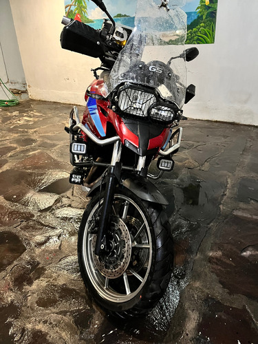 Bonita F700 Edición Especial, Escape Akaprovich Caja Givi,