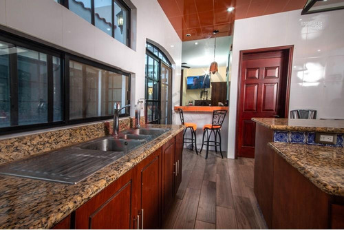 Casa En Venta De Una Planta Autosustentable Y Construida En Dos Lotes En Mayorazgo Residencial.