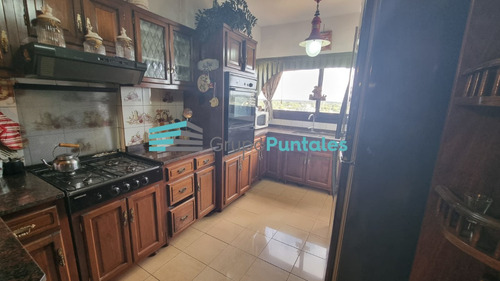 Excelente Piso Con 4 Dormitorios En Pleno Centro De Monte Grande Con Vista Abierta A La Plaza