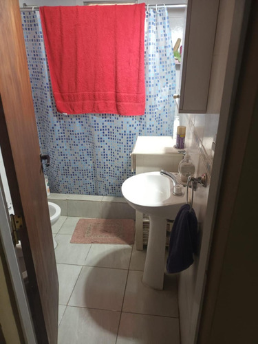 Departamento De Dos Ambientes En Primer Piso Por Escalera.