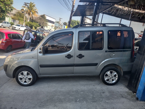 Imagem 5 de 11 de Fiat Doblo 2013 1.8 16v Essence Flex 5p