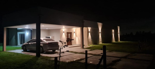 Casa En Venta - 3 Dormitorios 3 Baños - Cocheras - 2.125mts2 - Poblet, La Plata