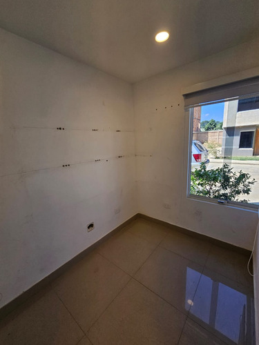 Jeannet Gonzalez Vende Bello Y Moderno Townhouse En San Diego, El Polvero