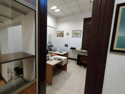 Imagen 10 de 30 de Edificio Comercial Con Oficinas Y Depósitos En Lote Propio