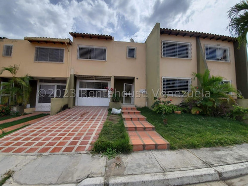 Casa En Venta Av Intercomunal Cabudare Con 6 Habitaciones, 5 Baños, Cuarto De Lavado, En El 2do Piso Posee Un Amplio Salón De Fiestas Para La Diversión Y El Esparcimiento De La Familia Gabriela C