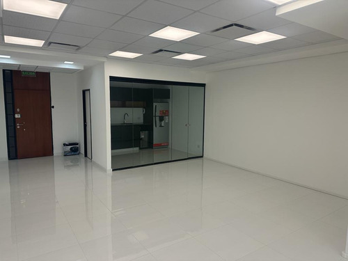 Imagen 2 de 16 de Oficina De Lujo A Estrenar En Amaneceres Office!!! Con 2 Cocheras!!!