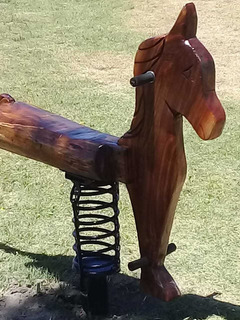 caballo de juguete con resortes