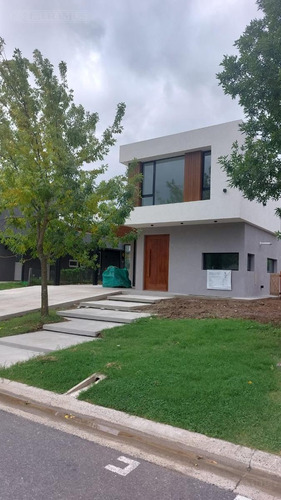 Casa En Venta En El Barrio Araucarias - Puertos / Escobar
