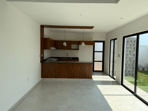 Estrena Casa Con Recámara En Planta Baja, Amplios Espacion 3 Recámaras Cada Una Con Baño. Casa Club Con Alberca.
