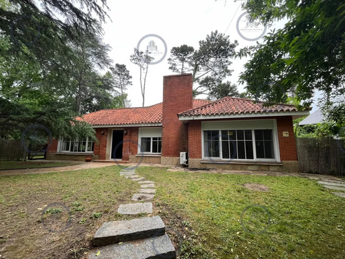 Chalet De 3 Dormitorios Y Dependencia En Venta, Zona Cantregril  Punta Del Este