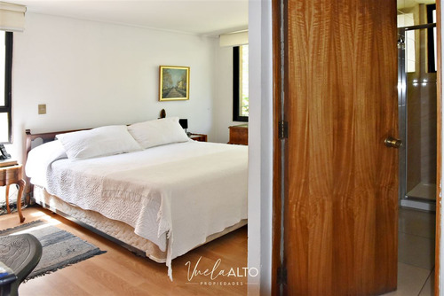 Departamento En Venta De 4 Dorm. En Las Condes / Metro Colon