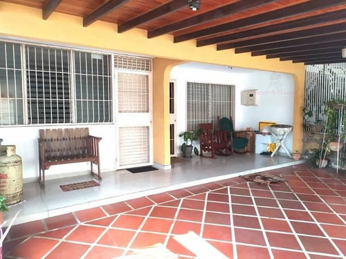  Jl/   Casa De 2 Niveles En Calle Cerrada En Venta.  Los Cardones Barquisimeto  Lara, Venezuela, Jose López / 4 Dormitorios  3 Baños  161 M² 