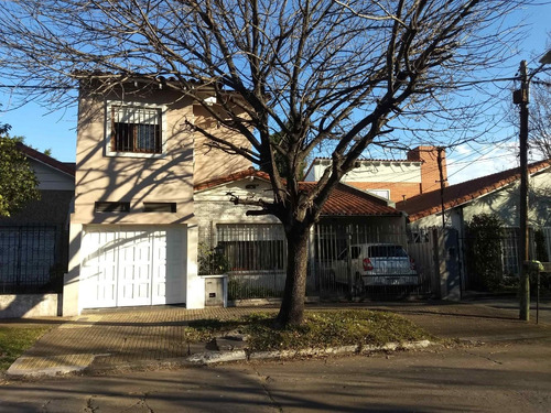 Casa En Barrio Luz Y Fuerza. Cerros Colorados 1200. Banfield