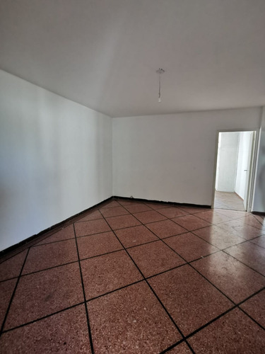 Apartamento Al Frente 2 Dormitorios. Villa Española