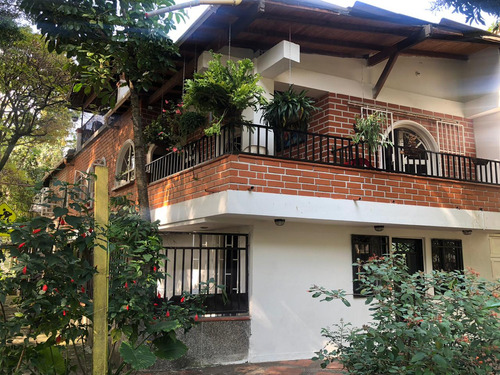 Venta  Casa Unifamiliar, En Medellin Santa Lucia  (y 2 Apartaestudios)