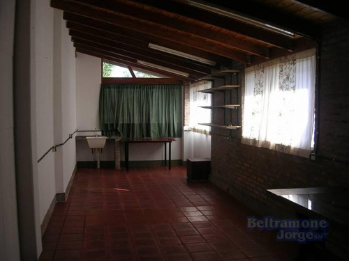 Hermoso Chalet De 2/3 Dormitorios Con Jardín, Quincho Y Piscina. Oportunidad