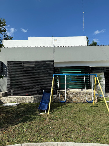 Exclusiva Residencia Moderna Con Alberca Y Amplios Espacios | Diseño Minimalista