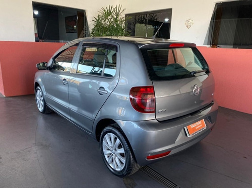 Imagem 6 de 9 de Volkswagen Fox 1.6 Mi 8v 2012